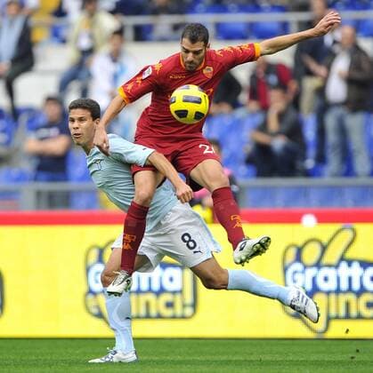 Lazio Rom (blau) vs. AS Rom (rot) - Hernanes (li.) - Simone Perrotta  o0 Derby