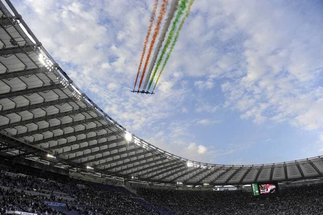 Jets der italienischen Luftwaffe präsentieren die italienischen landesfarben rot, weiß und grün am Himmel über dem Olympiastadion von Rom ---  o0 Sportstätte Totale Objekte Flugzeug Düsenjet Choreographie