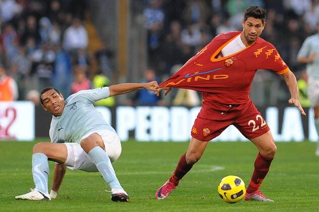 Andre Dias (Lazio) und Marco Borriello (Rom) v.li. 7 11 2010 Lazio Rom vs AS Rom (rot) massimoxoliva o0 Foul Trikotvergehen