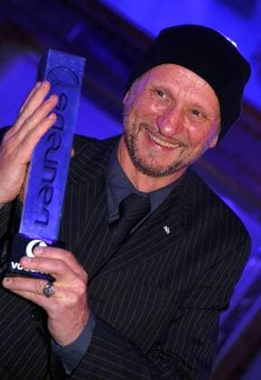 Laureus Medien Preis 2010 in Kitzbühel (Österreich). Foto: Titus Dittmann (GER Skateboard) mit der Trophäe o0 Preisträger Objekte Pokal Freude