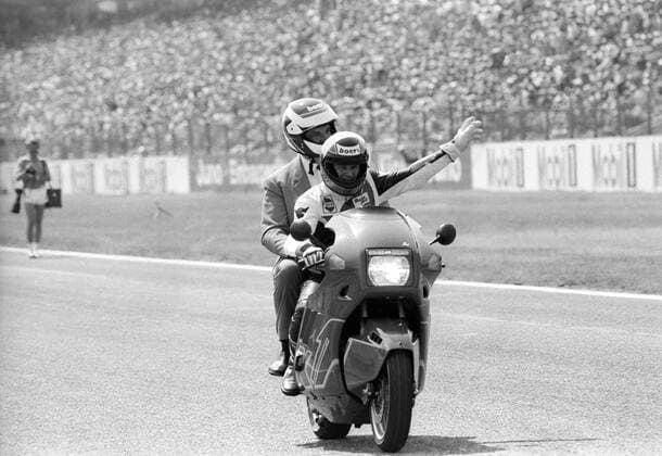 Bundeskanzler Helmut Kohl (Deutschland CDU) auf dem Sozius von Anton Mang (Deutschland) anlässlich der Motorrad WM in Hockenheim o0 people Politik Beifahrer Mitfahrt Toni