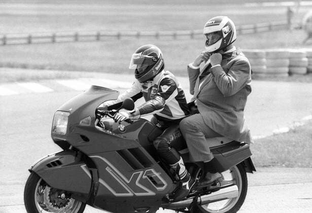 Bundeskanzler Helmut Kohl (Deutschland CDU) auf dem Sozius von Anton Mang (Deutschland) anlässlich der Motorrad WM in Hockenheim o0 people Politik Beifahrer Mitfahrt Toni