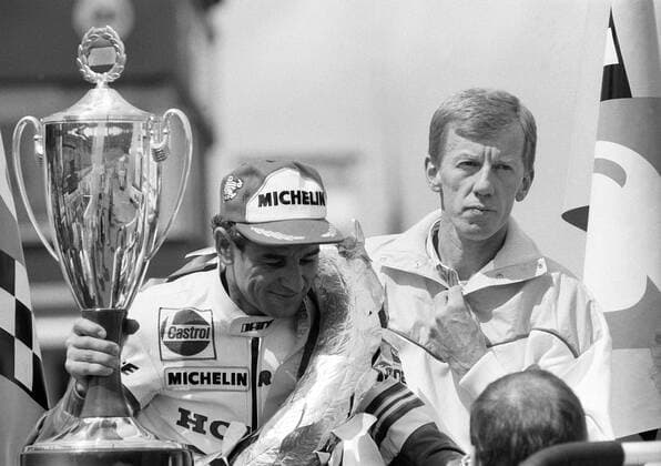 Siegerehrung 250er in Hockenheim 1987: Sieger Anton Mang (Deutschland Honda, li.) und Rallye Fahrer Walter Röhrl o0 250er, 250ccm, 250-er, ccm Toni Sieg Jubel, Freude