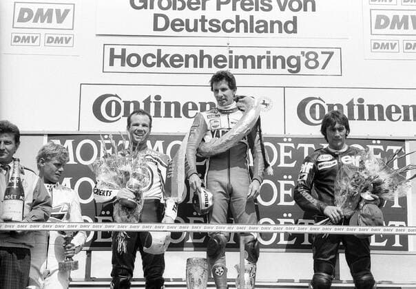 Siegerehrung 500er in Hockenheim 1987: Sieger Eddie Lawson (USA Yamaha, Mitte), Randy Mamola (USA Honda, li.) und Ron Haslam (England Honda) o0 500er, 500ccm, 500-er, ccm Sieg, Sieger