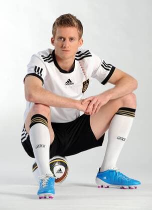 FUSSBALL DEUTSCHE NATIONALMANNSCHAFT SAISON 2010 2011 Andre SCHÜRRLE () posiert am 08.11.2010 im exklusiven Fotoshooting im Trikot der deutschen Nationalmannschaft. 
