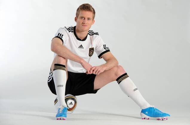 FUSSBALL DEUTSCHE NATIONALMANNSCHAFT SAISON 2010 2011 Andre SCHÜRRLE () posiert am 08.11.2010 im exklusiven Fotoshooting im Trikot der deutschen Nationalmannschaft. 