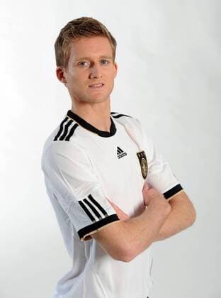 FUSSBALL DEUTSCHE NATIONALMANNSCHAFT SAISON 2010 2011 Andre SCHÜRRLE () posiert am 08.11.2010 im exklusiven Fotoshooting im Trikot der deutschen Nationalmannschaft. 