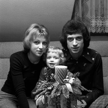 Bernd Cullmann (1. FC Köln) mit Frau Irmgard und Tochter Claudia Fußball 1. BL Herren Saison 1973 1974, Fotoshooting, Fotostory, Homestory, privat Gruppe