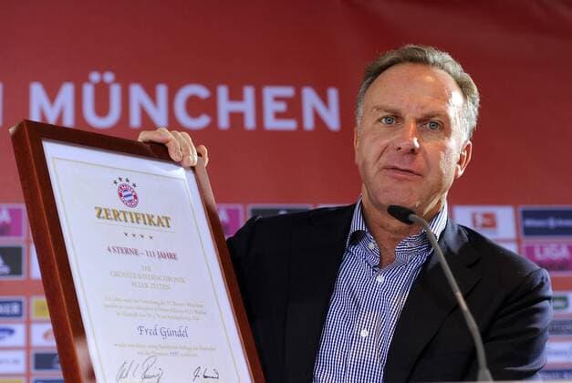 Fussball 1. Bundesliga: Saison 2010 2011, 10.11.2010 Der FC Bayern Muenchen praesentiert die 30kg schwere Vereinschronik Vorstandsvorsitzender Karl Heinz Rummenigge mit dem Zertifikat(FC Bayern Muenchen) 