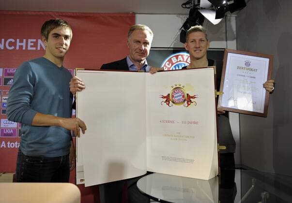 10.11.2010, Fussball 1.Bundesliga 2010 2011, FC Bayern München präsentiert die neue Vereins-Chronik. Das 30 Kg schwere Buch gibt es nur in 4111 Exemplaren und kostet ca 3000,- Euro. Bei der Buchvorstellung präsent: v.li: Philipp Lahm (Bayern München), Vorstandsvorsitzender Karl-Heinz Rummenigge (München), Bastian Schweinsteiger (München).