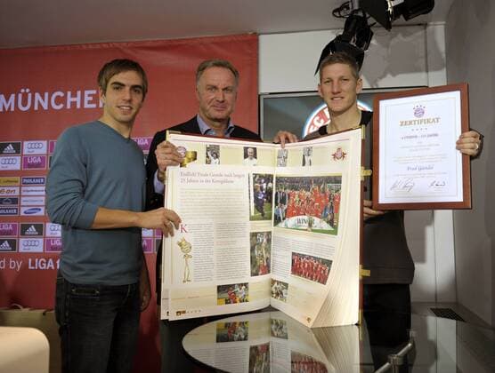 10.11.2010, Fussball 1.Bundesliga 2010 2011, FC Bayern München präsentiert die neue Vereins-Chronik. Das 30 Kg schwere Buch gibt es nur in 4111 Exemplaren und kostet ca 3000,- Euro. Bei der Buchvorstellung präsent: v.li: Philipp Lahm (Bayern München), Vorstandsvorsitzender Karl-Heinz Rummenigge (München), Bastian Schweinsteiger (München).