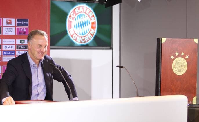 Vorstandsvorsitzender Karl-Heinz Rummenigge ist zufrieden mit der Vereinchronik Fussball Herren 1.BL FC Bayern München Vereinschronik-Präsentation 10.11.2010