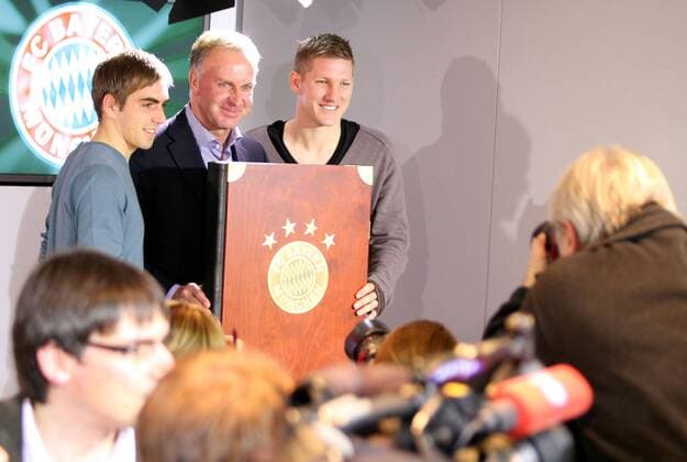Karl-Heinz Rummenigge (Mitte), Philipp Lahm (L) und Bastian Schweinsteiger präsentieren die 552 Seiten dicke und 30 kg schwere Vereinschronik Fussball Herren 1.BL FC Bayern München Vereinschronik-Präsentation 10.11.2010