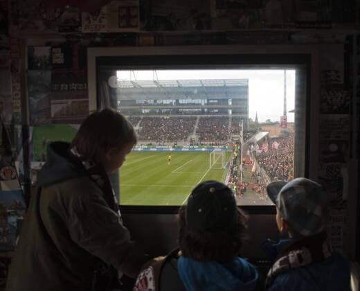 Fußball, Stadiongeschichte FC St. Pauli Blick aus der VIP Fanhütte Gegenpol 16. Oktober 2010- FC St. Pauli Fans o0 Hütte Zuschauer Loge Kind