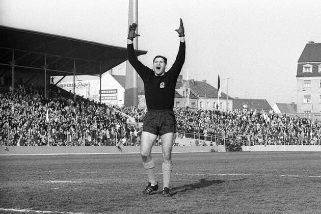 Torwart Petar Radi Radenkovic (1860) - Torjubel Fußball 1. BL Herren Saison 1966 1967, TSV 1860 München - Borussia Mönchengladbach 4:3, Gladbach Einzelbild München Freude, Begeisterung,