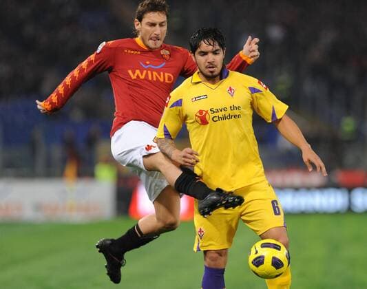 Francesco Totti (Rom) gegen Juan Vargas (Fiorentina) - AS Rom (rot) vs. AC Florenz (gelb) - massimoxoliva o0 AC Florenz ACF Fiorentina