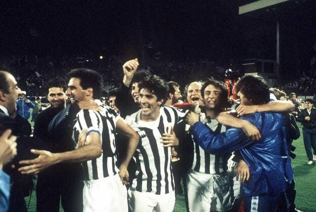 Juventus Turin gewinnt den Europapokal der Landesmeister, v.li. (in Trikots): GAETANO SCIREA, PAOLO ROSSI und CLAUDIO CESARE PRANDELLI - o0 Finale Europacupsieg Jubel Freude
