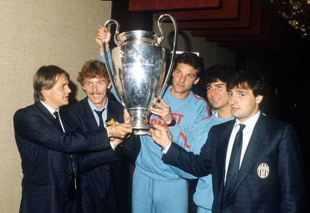 Juventus Turin gewinnt den Europapokal der Landesmeister, v.re.: CLAUDIO CESARE PRANDELLI, NICOLA CARICOLA, SERGIO BRIO und ZBIGNIEW BONIEK o0 Finale Europacupsieg Jubel Freude krux Pokal Trophäe Objekte