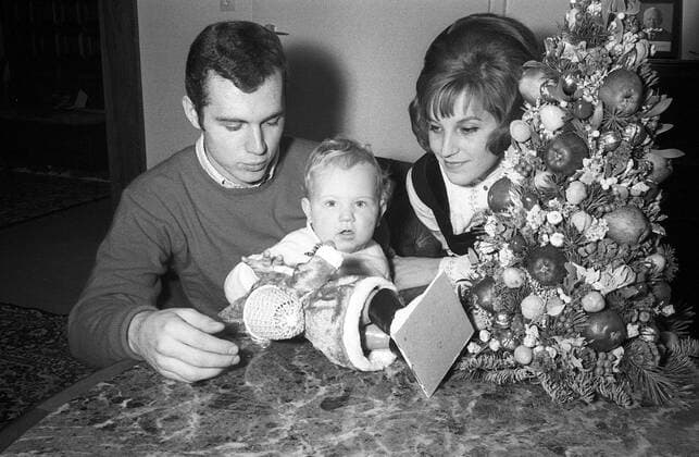 Franz Beckenbauer (Deutschland FC Bayern München) feiert mit seiner Frau Brigitte und Sohn Michael den Nikolaustag 1967 Fußball 1. BL Herren Saison 1967 1968, FC Bayern München, Fotoshooting, Fotostory, Homestory, privat, Gruppe München