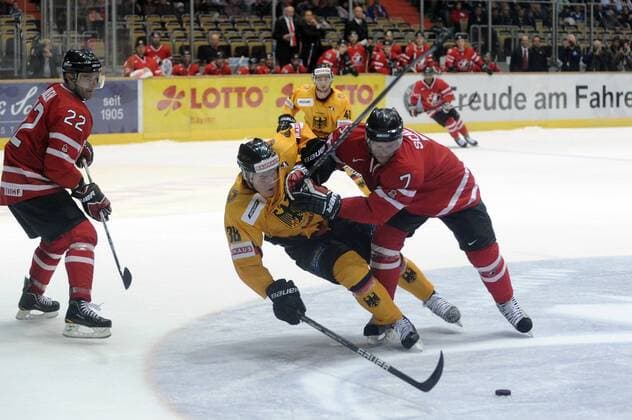 Martin BUCHWIESER (GER, 2L) gegen Mario SCALZO (Kanada). Eishockey - Deutschland Cup 2010. Deutschland - Kanada