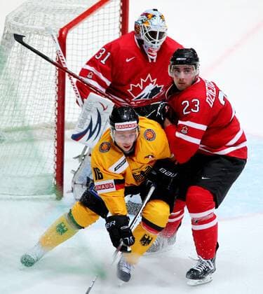 EISHOCKEY - Deutschland Cup 2010, München, Deutschland vs Kanada (rot) - Bild zeigt Michael Wolf (GER), Matt Dzieduszycki (CAN) und Fred Brathwaite (CAN, hi.). 