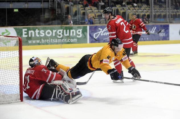 Darin OLVER (GER) wird von Fred BRATHWAITE (Torwart CAN) zu Fall gebracht - Deutschland Cup 2010. Deutschland vs Kanada (rot)