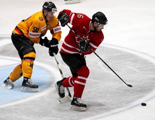 EISHOCKEY - Deutschland Cup 2010, München, Deutschland vs Kanada (rot) - Bild zeigt Patrick Hager (GER) und Tyler Beechey (CAN). 