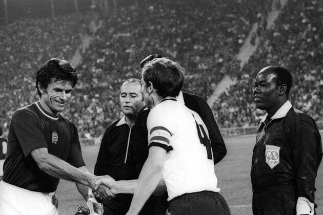 Kapitän Egon Schmitt (BRD, re.) - BR Deutschland vs Ungarn - Olympische Spiele 1972 o0 Herren Fußball Länderspiel Nationalmannschaft