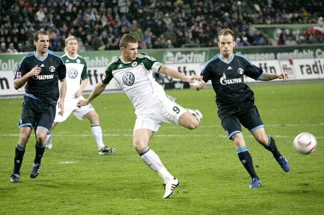Torschuss - Edin Dzeko (VFL Wolfsburg, Mitte) - 1. Fußball Bundesliga VFL Wolfsburg - FC Schalke 04 in der Volkswagen Arena