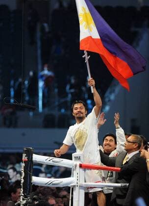 Manny Pacquiao (Philippines) waves the Philippine flag after fight in the World Super Welterweight title fight November 13, 2010 at Cowboys Stadium in Arlington, Texas. Pacquiao won in a unanimous decision.  DAL2010111303 o0 Jubel Freude Sieg Weltmeister Objekte Fahne Nationalfahne
