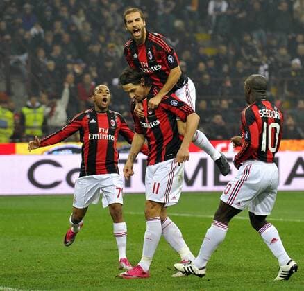 Inter Mailand (blau) vs AC Milan: Jubel v.li. Robinho - Zlatan Ibrahimovic - Mathieu Flamini - Clarence Seedorf 