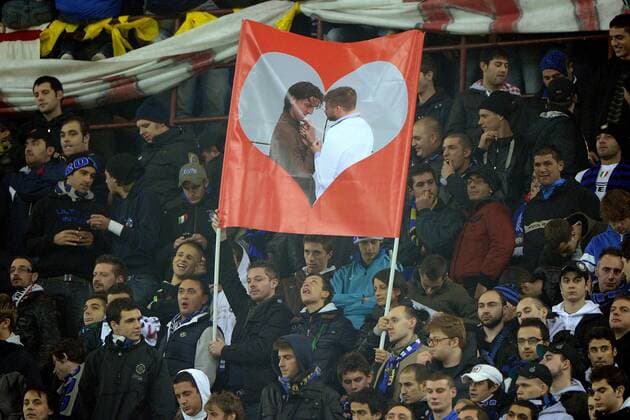 Inter Mailand (blau) vs AC Milan: Inter Mailand Fans provozieren ihren ehemaligen Spieler Zlatan Ibrahimovic (AC Milan, li. auf dem Plakat) mit einem Bild von ihm und Gerard Pique (ESP FC Barcelona) in einer kurios und sehr zärtlich anmutenden privaten Situation 