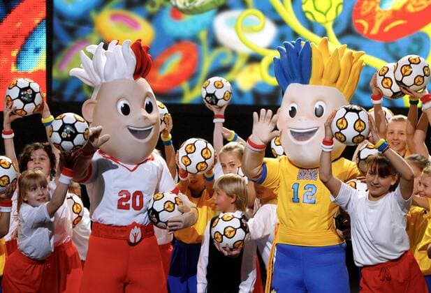Warschau - Präsentation der Maskottchen für die UEFA Euro 2012 in Polen und der Ukraine - Bild zeigt die Maskottchen und Kinder. 