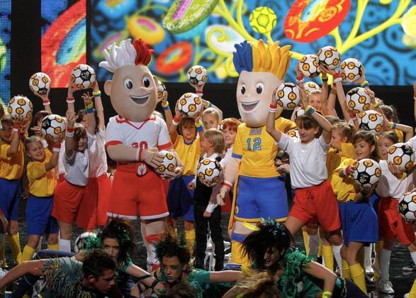 Warschau - Präsentation der Maskottchen für die UEFA Euro 2012 in Polen und der Ukraine - Bild zeigt die Maskottchen und Kinder. 
