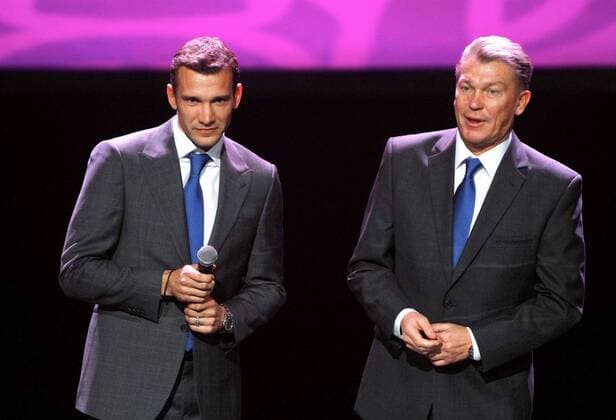 Warschau - Präsentation der Maskottchen für die UEFA Euro 2012 in Polen und der Ukraine - Bild zeigt Andrij Schewtschenko (UKR, L) und Oleh Blochin (UKR) - 