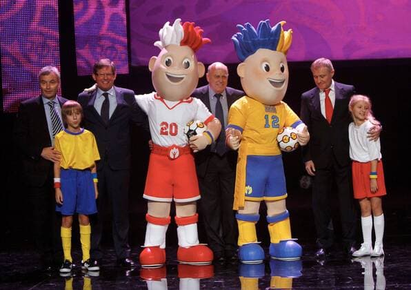 Warschau - Präsentation der Maskottchen für die UEFA Euro 2012 in Polen und der Ukraine - Bild zeigt v.li. Generalsekretär David Taylor (UEFA SCO), Sportminister Adam Giersz (Polen), PZPN Präsident Grzegorz Lato (Polen) und Grygoriy Surkis (UKR FIFA). Keywords: Maskottchen, Kinder. 