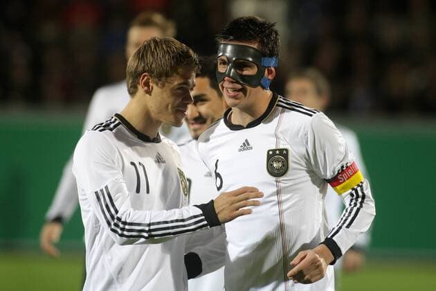16.11.2010, U 21-Länderspiel Deutschland - England. Boris Vukcevic (Deutschland, L), Christoph Moritz (Deutschland). o0 Maske Schutzmaske Objekt