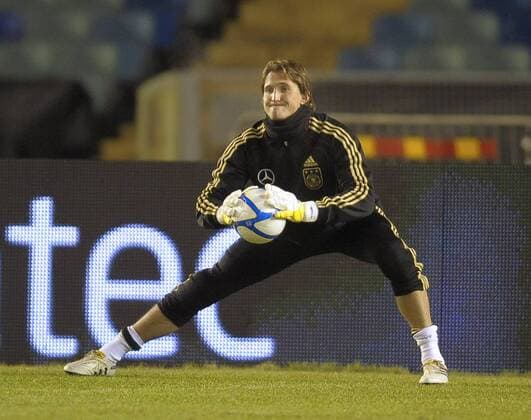 16.11.2010, Fussball, Training - . Torwart Rene Adler (GER) dehnt sich.