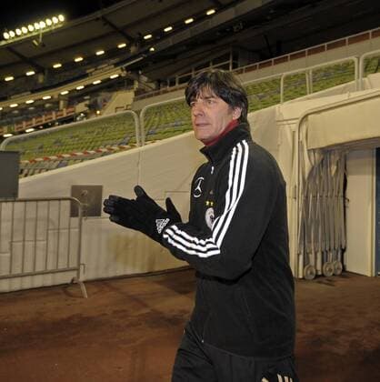 16.11.2010, Fussball, Training - . Bundestrainer Joachim Löw (Deutschland) kommt mit Handschuhen ins Stadion, in Göteborg hat es Minusgrade. o0 Nationaltrainer Trainer