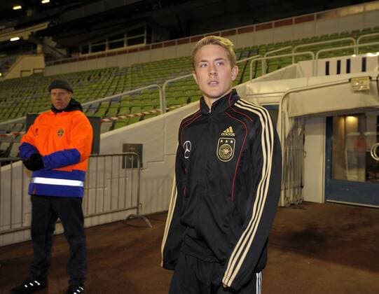 16.11.2010, Fussball, Training - . Lewis Holtby (GER) kommt ins Stadion.