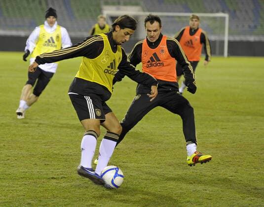 16.11.2010, Fussball, Training - . Trainingsspiel, v.li: Sami Khedira, Heiko Westermann (GER).