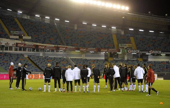 16.11.2010, Fussball, Training - . Bundestrainer Joachim Löw (3.v.li, Deutschland) hat seine Mannschaft bei Minustemperaturen um sich versammelt. o0 Nationaltrainer Trainer