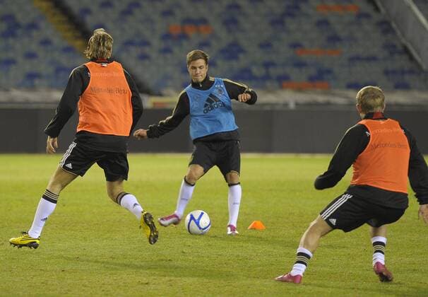 16.11.2010, Fussball, Training - . Mario Götze (mitte,GER) am Ball.