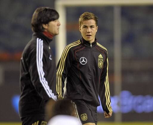 16.11.2010, Fussball, Training - . Mario Götze (re, GER) mit Bundstrainer Joachim Löw (Deutschland). o0 Nationaltrainer Trainer