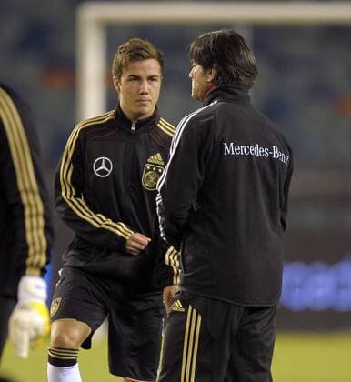 16.11.2010, Fussball, Training - . Mario Götze (li, GER) mit Bundstrainer Joachim Löw (Deutschland). o0 Nationaltrainer Trainer