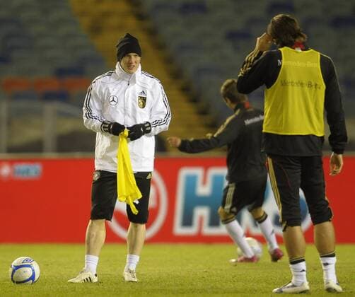 16.11.2010, Fussball, Training - . Bastian Schweinsteiger (li, Deutschland) mit Mütze und Latz.