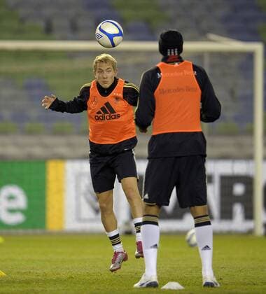 16.11.2010, Fussball, Training - . Lewis Holtby (GER) beim Kopfballtraining.