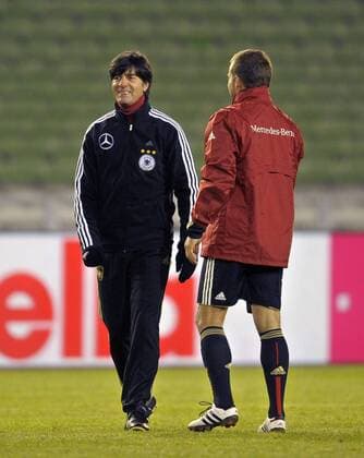 16.11.2010, Fussball, Training - . Bundstrainer Joachim Löw (Deutschland) lacht. o0 Nationaltrainer Trainer