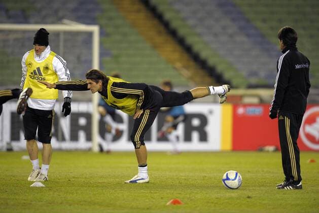 16.11.2010, Fussball, Training - . Mario Gomez (Deutschland) macht Dehnungsübungen.