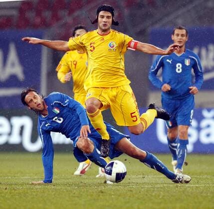 Testspiel in Klagenfurt - Rumänien - Italien - Stefano Mauri (ITA, L) und Cristian Chivu (Rumänien). 